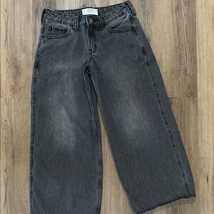 Women’s Hollister low rise super baggy 4s/27 short black gray denim jeans